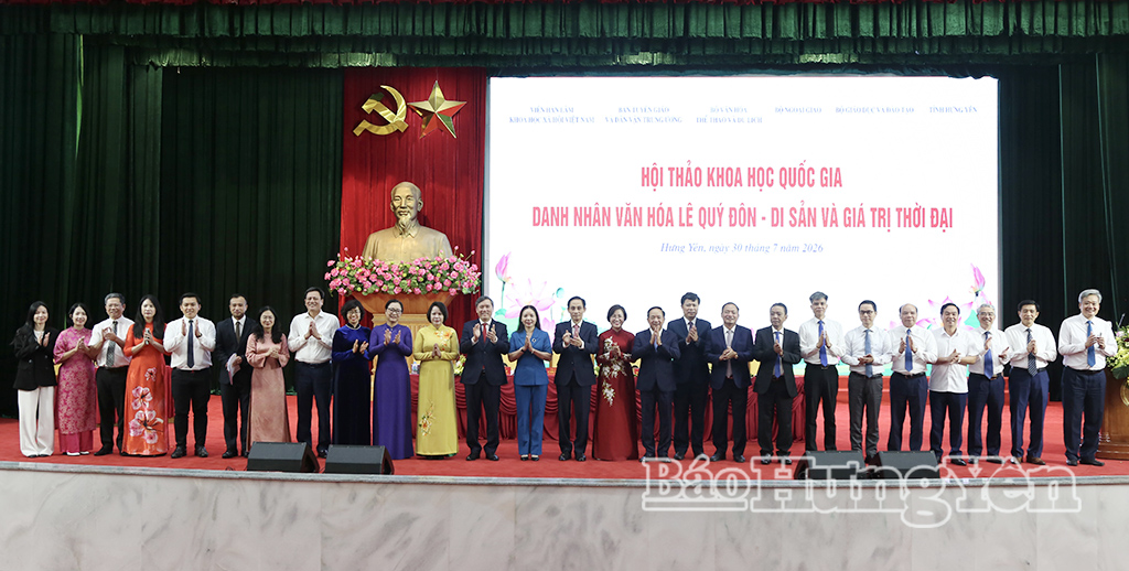 Các đồng chí lãnh đạo Trung ương, lãnh đạo tỉnh Hưng Yên và đại biểu chụp ảnh lưu niệm tại Hội thảo.
