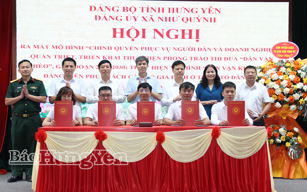 Đồng chí Nguyễn Văn Chiến, Ủy viên Ban Thường vụ Tỉnh ủy, Trưởng ban Tuyên giáo và Dân vận Tỉnh ủy cùng các đại biểu chứng kiến đại diện các phòng, đơn vị trực thuộc UBND xã Như Quỳnh ký cam kết thực hiện mô hình “Chính quyền phục vụ người dân và doanh nghiệp”.