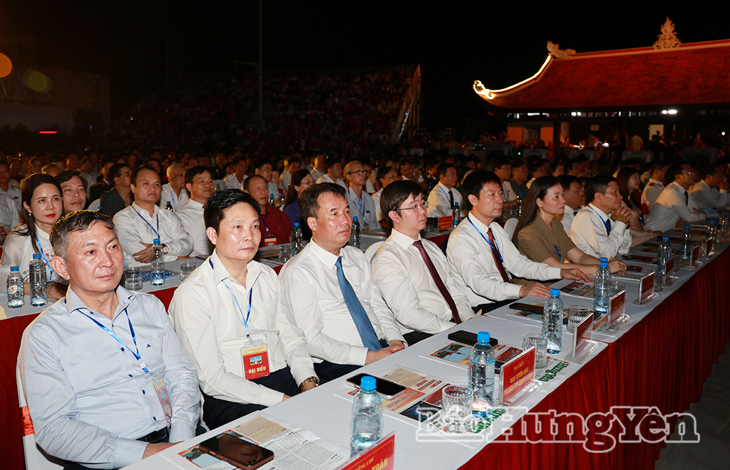 Các đại biểu dự Lễ kỷ niệm 300 năm Ngày sinh Danh nhân văn hóa Lê Quý Đôn. Ảnh: Lê Hiếu