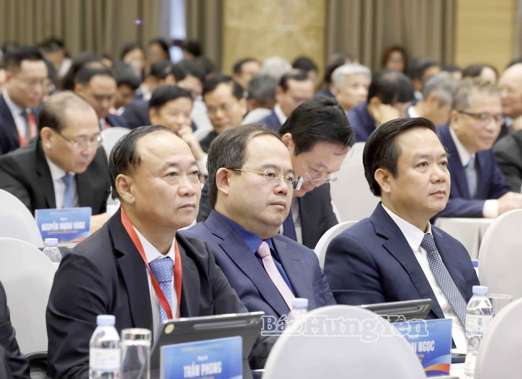 Đồng chí Phạm Quang Ngọc, Ủy viên Ban Chấp hành Trung ương Đảng, Bí thư Tỉnh ủy cùng các đại biểu dự phiên khai mạc Hội nghị Ngoại giao lần thứ 33 tại Hà Nội.
