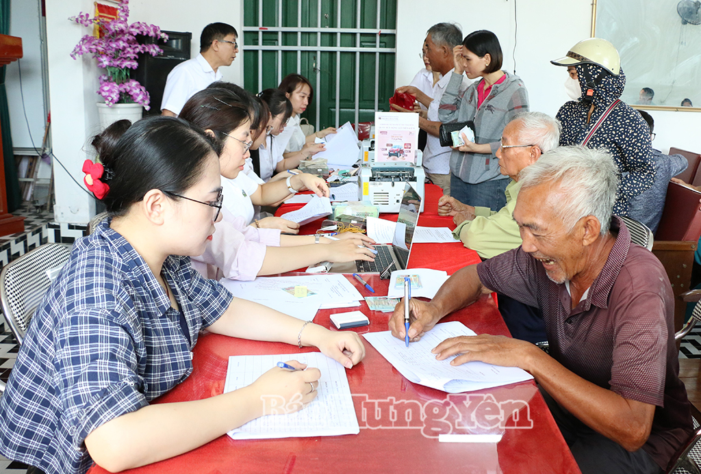 Người dân xã Thư Vũ tới làm thủ tục nhận tiền bồi thường, hỗ trợ giải phóng mặt bằng phục vụ Dự án đầu tư xây dựng và kinh doanh hạ tầng kỹ thuật Cụm công nghiệp Vũ Hội (giai đoạn 2).