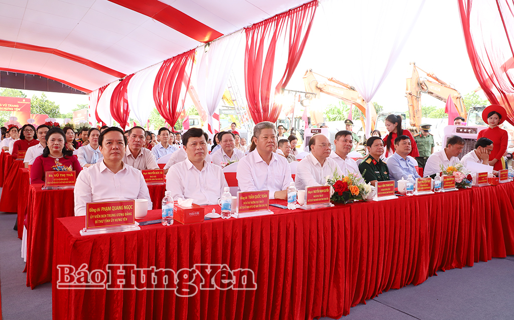 Các đại biểu dự lễ khởi công dự án.
