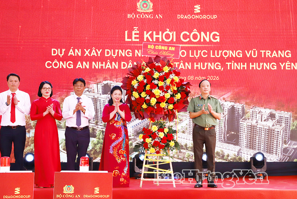 Thượng tướng Đặng Hồng Đức, Ủy viên Ban Chấp hành Trung ương Đảng, Thứ trưởng Bộ Công an tặng hoa chúc mừng nhà đầu tư dự án.
