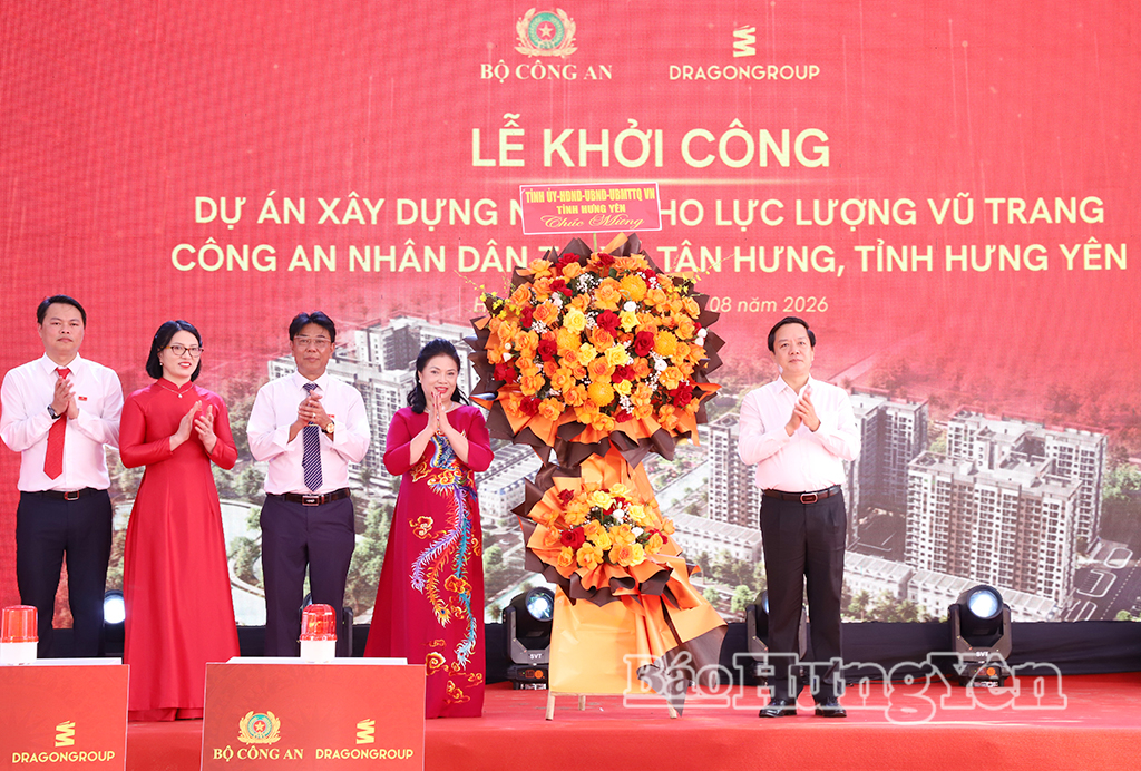 Đồng chí Phạm Quang Ngọc, Ủy viên Ban Chấp hành Trung ương Đảng, Bí thư Tỉnh ủy tặng hoa chúc mừng nhà đầu tư dự án.