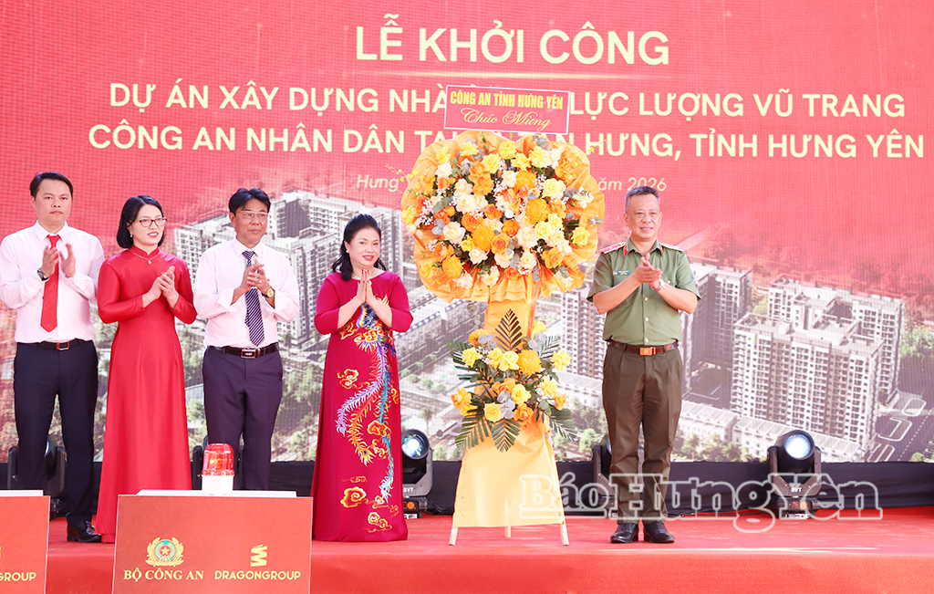 Thiếu tướng Trần Xuân Ánh, Ủy viên Ban Thường vụ Tỉnh ủy, Giám đốc Công an tỉnh tặng hoa chúc mừng nhà đầu tư dự án.