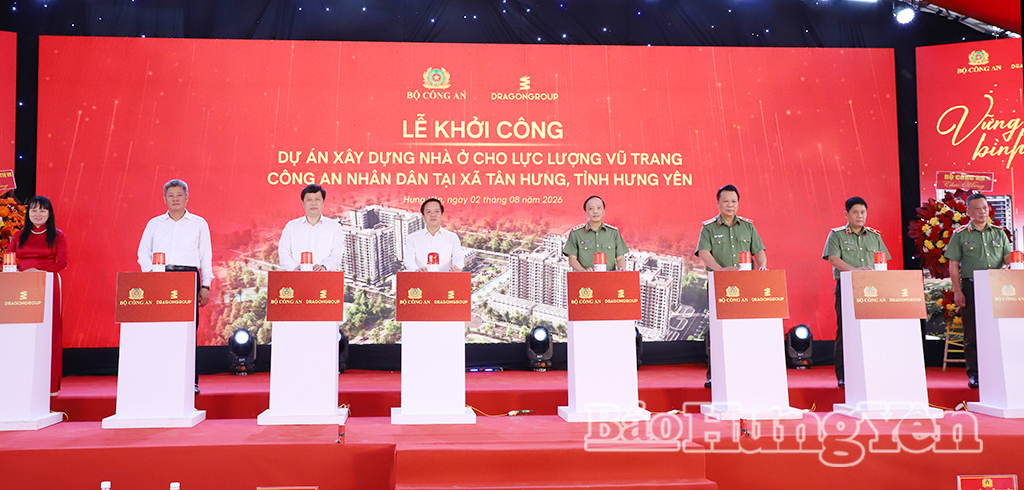 Các đồng chí lãnh đạo Bộ Công an, lãnh đạo tỉnh và các đại biểu nhấn nút khởi công dự án.