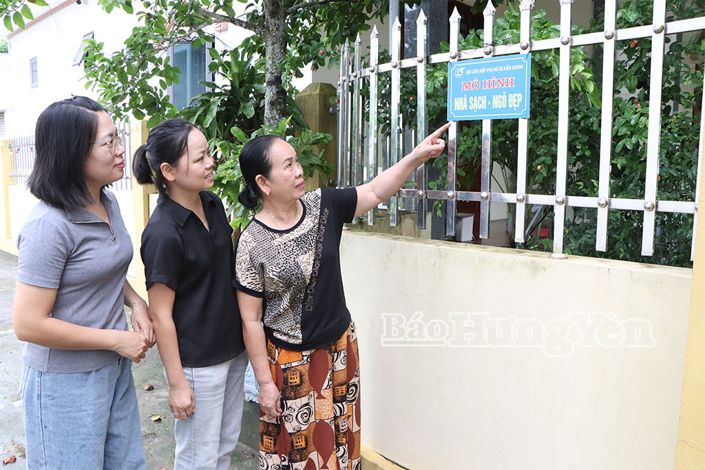Hội viên Chi hội Phụ nữ thôn Bình Minh 1, xã Kiến Xương được gắn biển mô hình