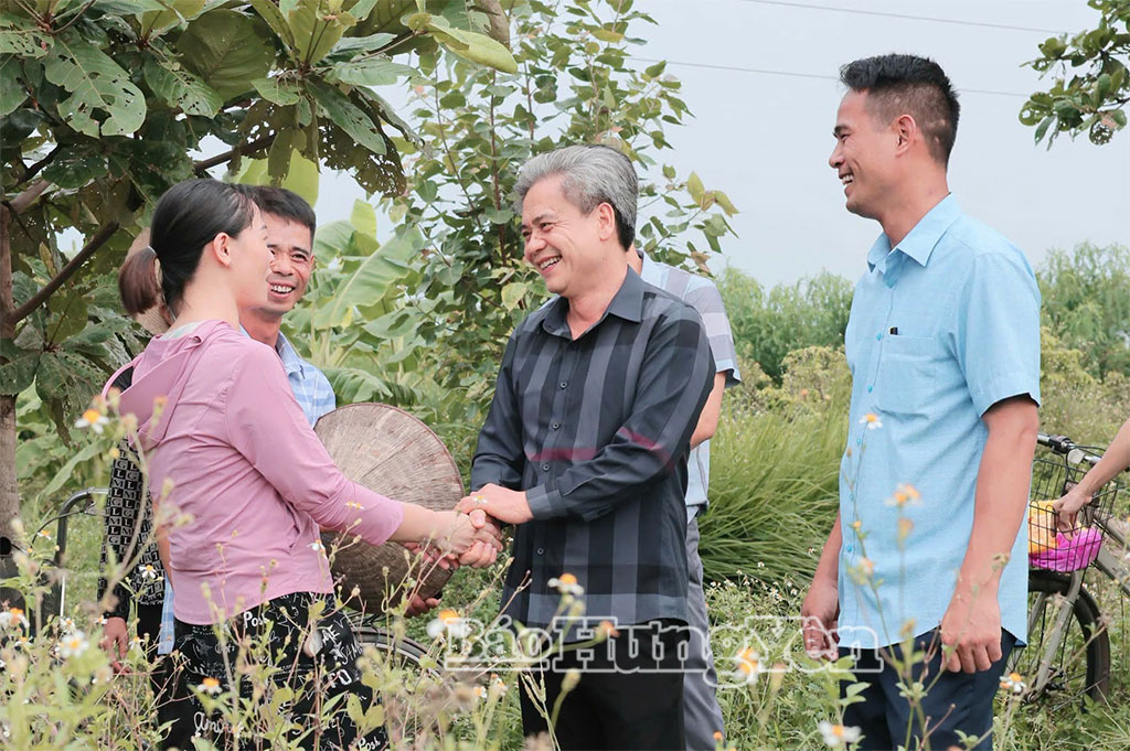 Lãnh đạo xã Việt Yên đối thoại với người dân có diện tích đất bị thu hồi cho khu công nghiệp Tân Dân.