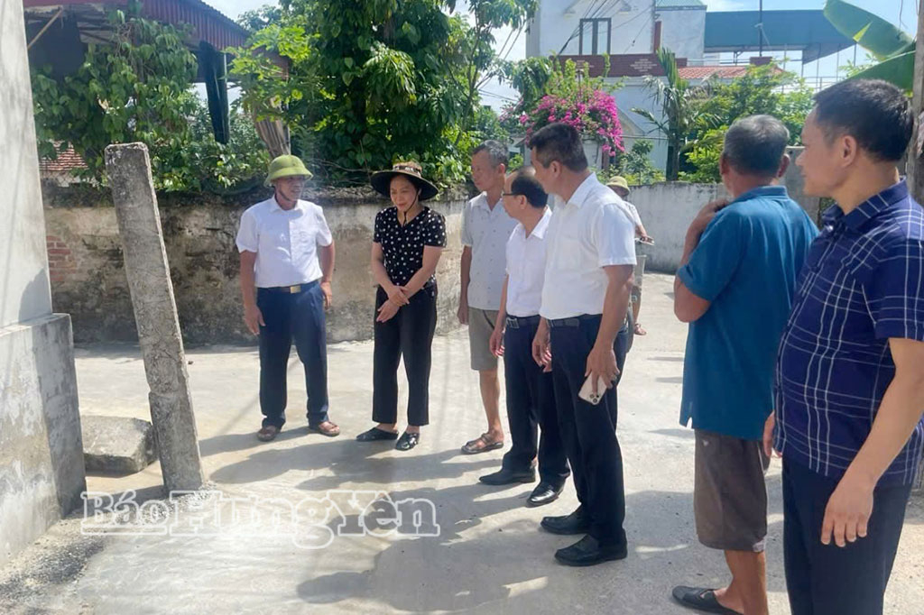 Lãnh đạo xã Vũ Thư kiểm tra hệ thống thoát nước thải sinh hoạt tại thôn La Uyên.