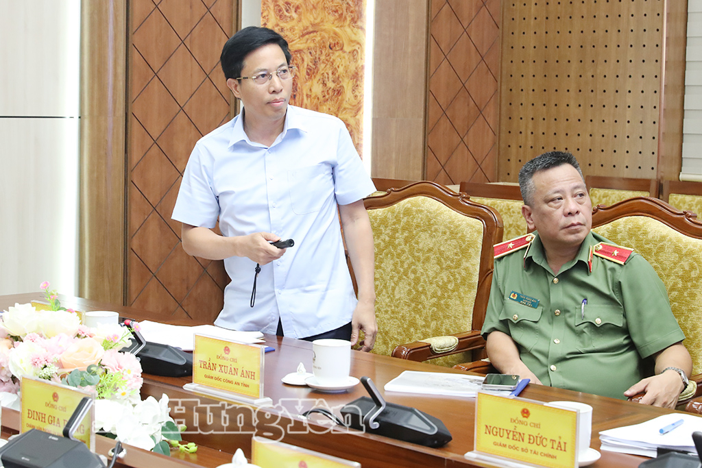 Đồng chí Phó Chủ tịch UBND tỉnh Lại Văn Hoàn phát biểu tại cuộc họp.