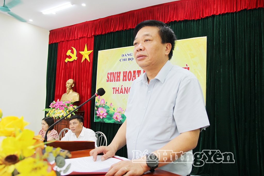 Đồng chí Nguyễn Quang Hưng, Ủy viên Ban Thường vụ Tỉnh ủy, Chủ nhiệm Ủy ban Kiểm tra Tỉnh ủy phát biểu tại buổi sinh hoạt chi bộ thôn Đoàn Đào.