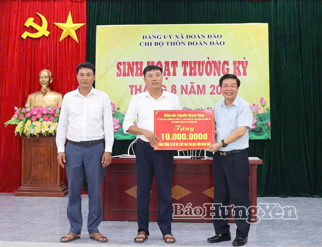 Đồng chí Nguyễn Quang Hưng, Ủy viên Ban Thường vụ Tỉnh ủy, Chủ nhiệm Ủy ban Kiểm tra Tỉnh ủy trao tặng 10 triệu đồng hỗ trợ tăng cường cơ sở vật chất Nhà văn hóa thôn Đoàn Đào.