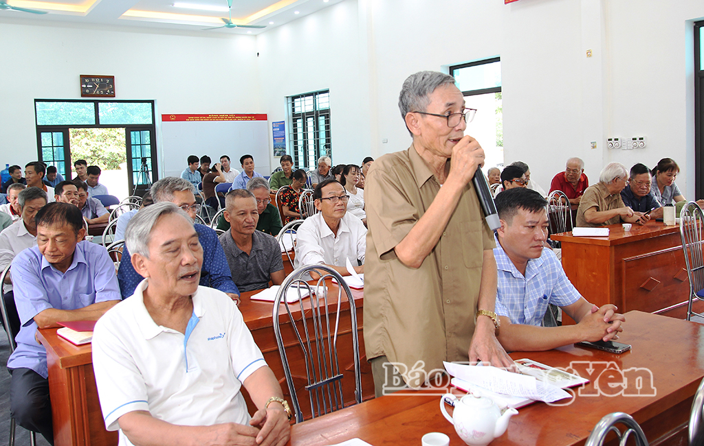 Đảng viên Chi bộ thôn Đoàn Đào phát biểu tại buổi sinh hoạt.