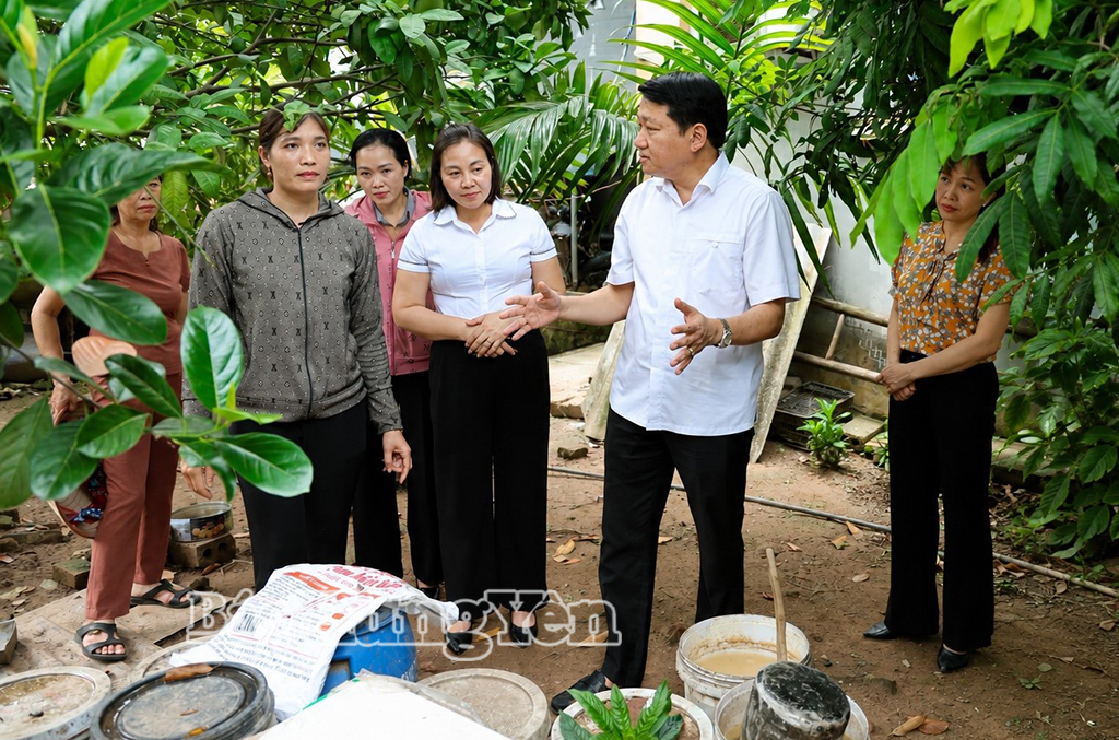 Phường Phố Hiến ra quân giải tỏa vi phạm về hoạt động kinh doanh và tổ chứccho các hộ kinh doanh ký cam kết thực hiện các quy định về bảo đảm trật tự đô thị