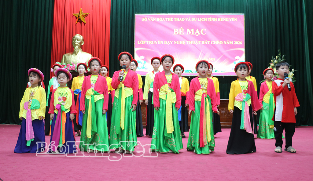 Tiết mục bi Tiết mục biểểu diễn của các thành viên Câu l u diễn của các thành viên Câu lạạc bộ chèo làng Khuốc (x c bộ chèo làng Khuốc (xãã Đông Tiên Hưng).