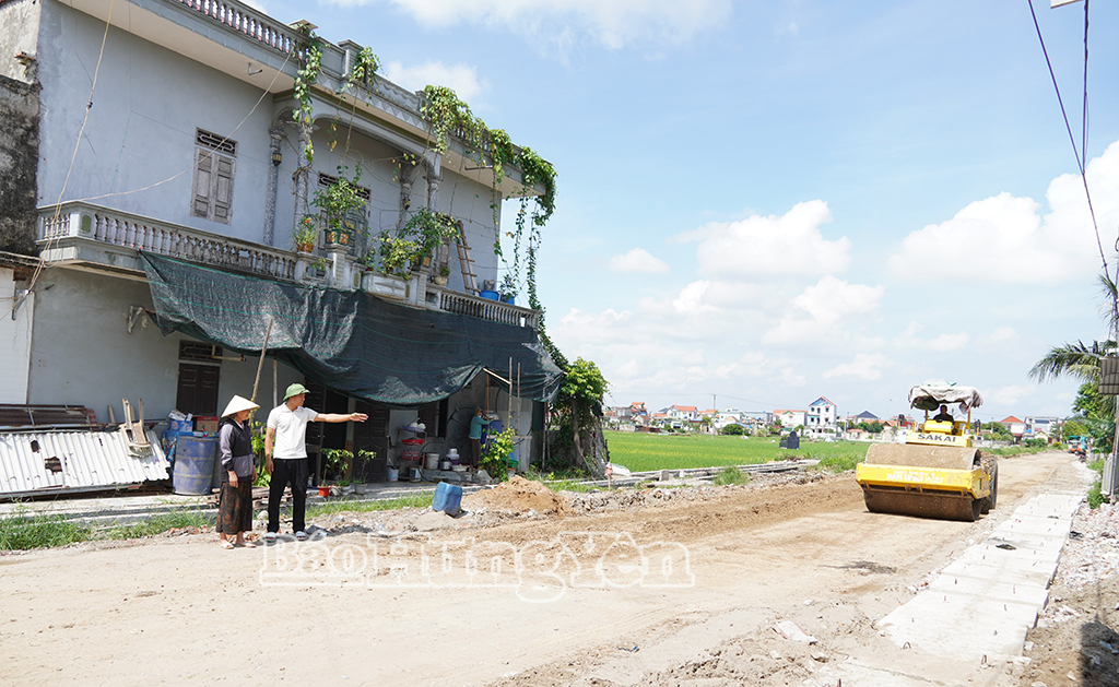 Anh Nguyễn Ngọc Kiên, Trưởng thôn Thụy Trường (xã Đông Thụy Anh) vận động người dân bàn giao mặt bằng phục vụ thi công tuyến đường giao thông nông thôn.