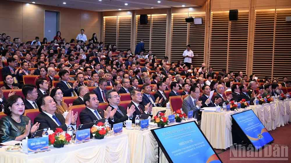 Thủ tướng Chính phủ Lê Minh Hưng và các đồng chí lãnh đạo, đại biểu tham dự Phiên toàn thể Ngoại giao phục vụ phát triển đất nước trong giai đoạn mới. Ảnh: nhandan.vn