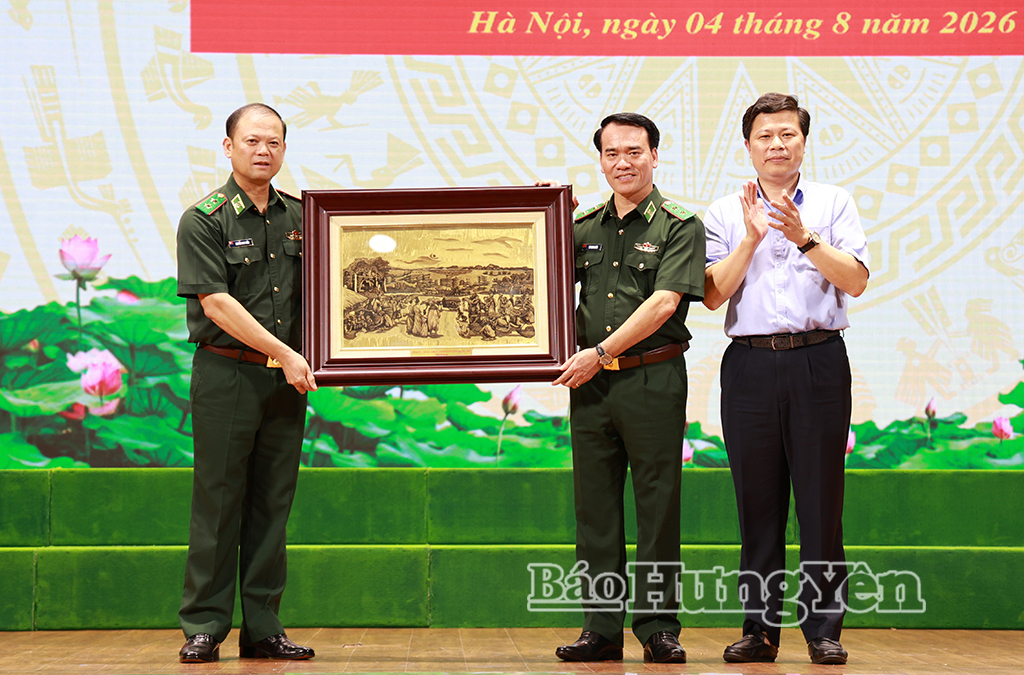 Đồng chí Trần Quốc Toản, Phó Bí thư Thường trực Tỉnh ủy, Chủ tịch Ủy ban MTTQ Việt Nam tỉnh tặng bức tranh 