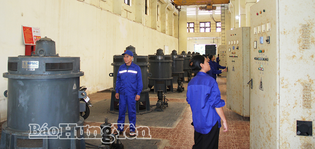 Công nhân trạm bơm Mai Xá B (xã Tiên Hoa) kiểm tra hệ thống máy bơm.