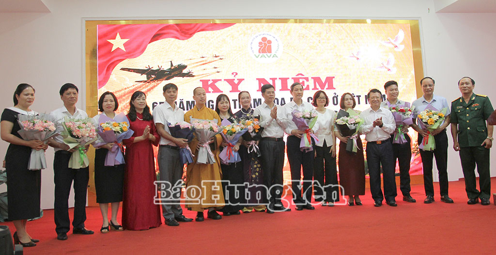 Lãnh đạo Trung ương Hội Nạn nhân chất độc da cam/Dioxin Việt Nam và lãnh đạo Hội Nạn nhân chất độc da cam/Dioxin tỉnh tặng hoa các đơn vị tài trợ.