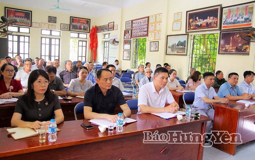 Các đại biểu và đảng viên dự sinh hoạt Đảng thường kỳ của Chi bộ tổ dân phố Quảng Châu 2.