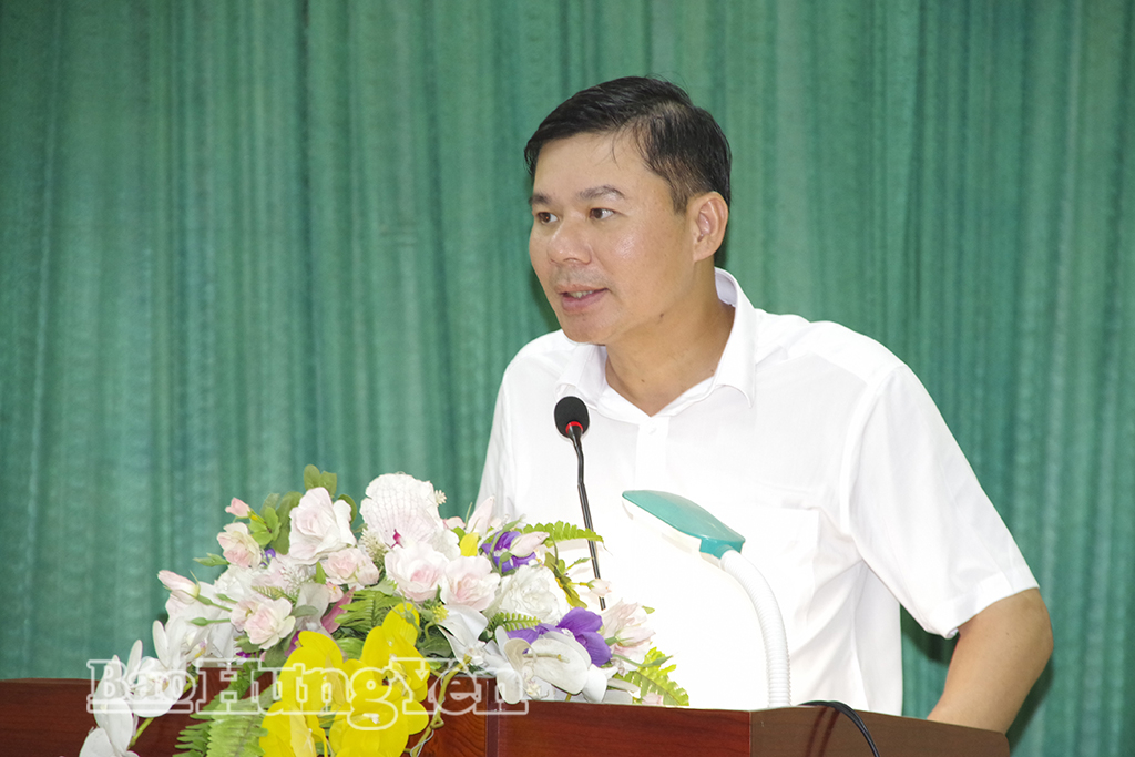 Đồng chí Phó Chủ tịch Thường trực UBND tỉnh Nguyễn Lê Huy phát biểu tại buổi sinh hoạt chi bộ.