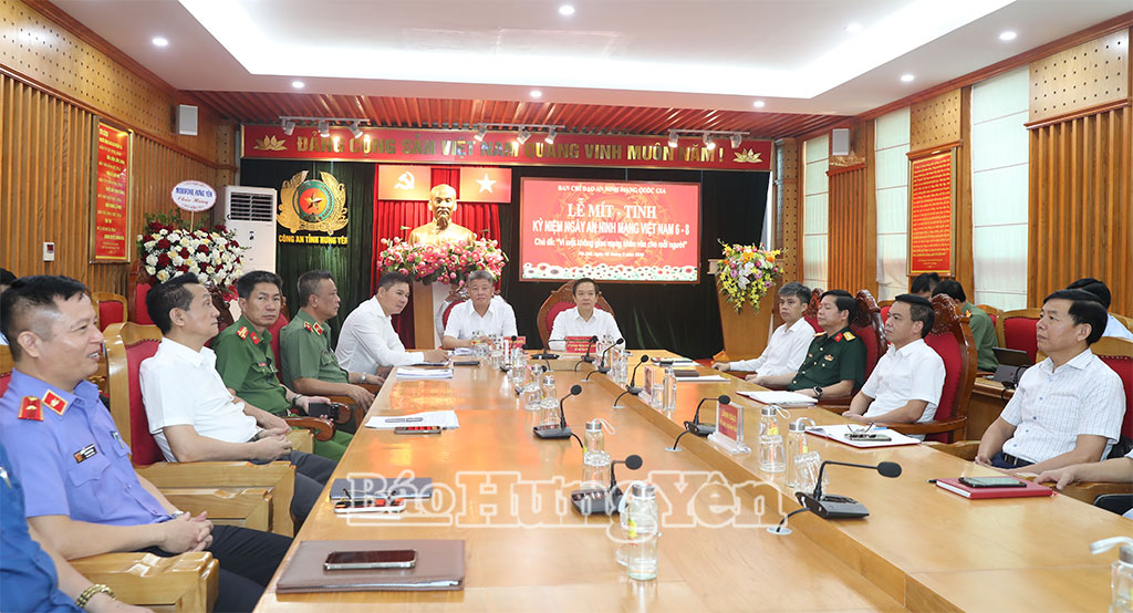 Các đồng chí: Phạm Quang Ngọc, Ủy viên Ban Chấp hành Trung ương Đảng, Bí thư Tỉnh ủy, Trưởng Tiểu ban An ninh mạng tỉnh; Nguyễn Mạnh Quyền, Phó Bí thư Tỉnh ủy, Chủ tịch UBND tỉnh và các đại biểu dự lễ mít tinh.