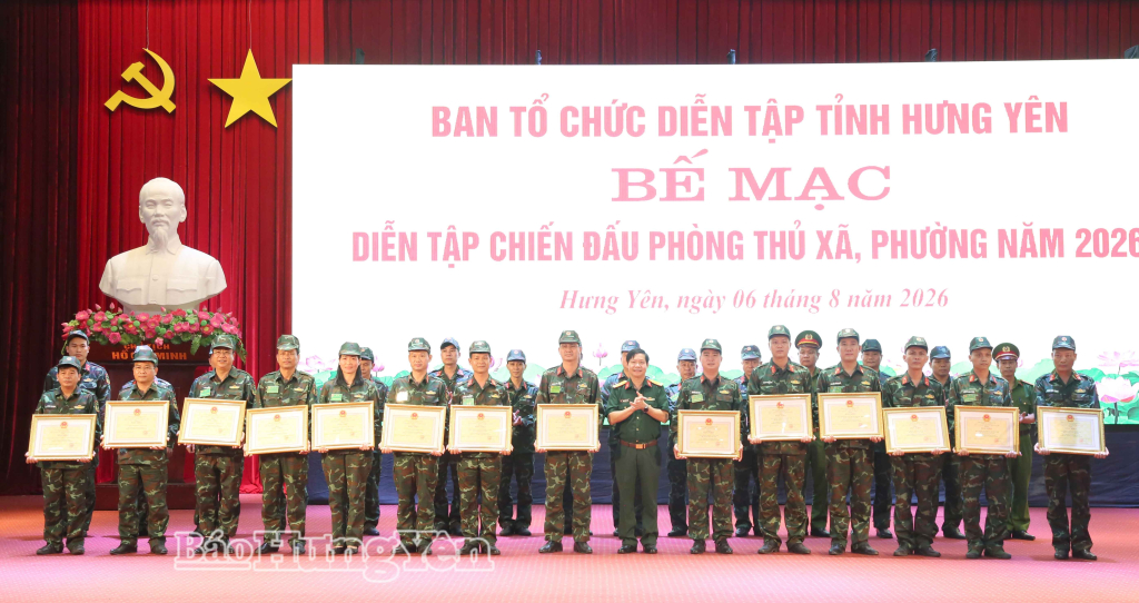 Đại tá Trịnh Hồng Phong, Ủy viên Ban Thường vụ Tỉnh ủy, Chỉ huy trưởng Bộ CHQS tỉnh, Phó Trưởng ban Thường trực Ban Chỉ đạo diễn tập tỉnh trao Bằng khen của Chủ tịch UBND tỉnh tặng các tập thể đạt nhiều thành tích.