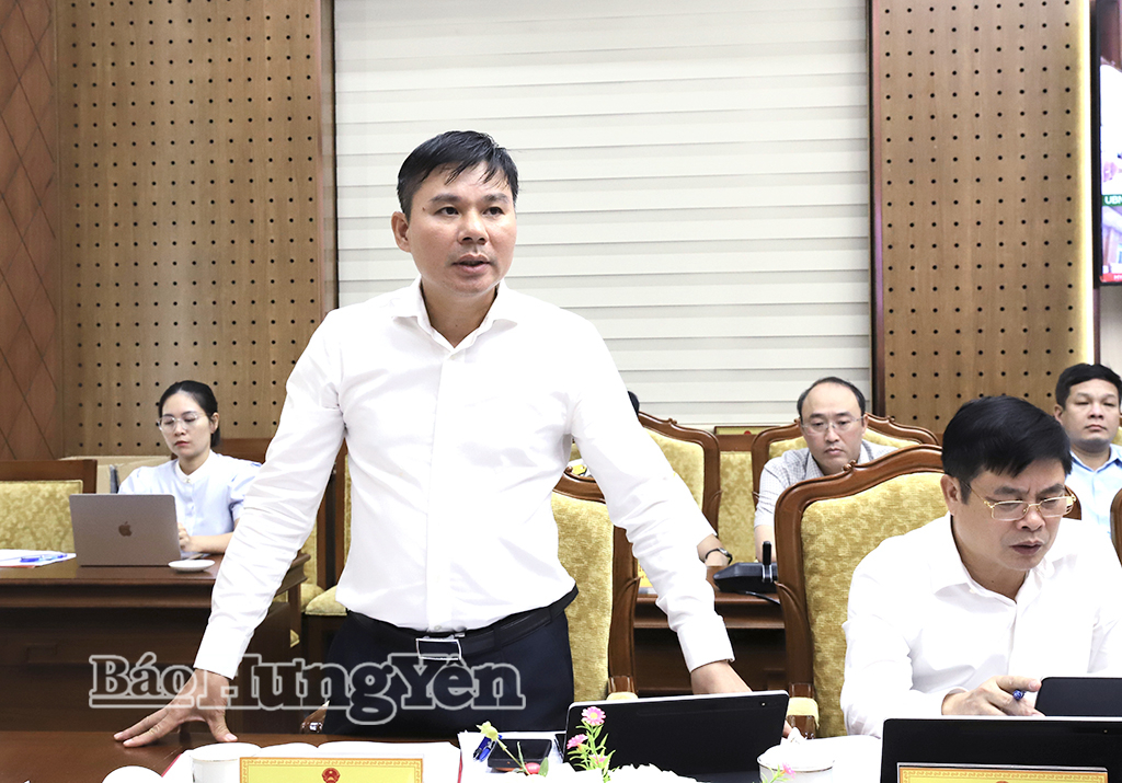 Đồng chí Nguyễn Lê Huy, Ủy viên Ban Thường vụ Tỉnh ủy, Phó Chủ tịch Thường trực UBND tỉnh phát biểu tại phiên họp.