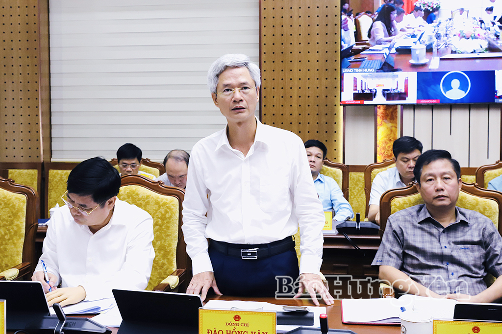 Đồng chí Đào Hồng Vận, Ủy viên Ban Thường vụ Tỉnh ủy, Giám đốc Sở Nội vụ phát biểu tại phiên họp.