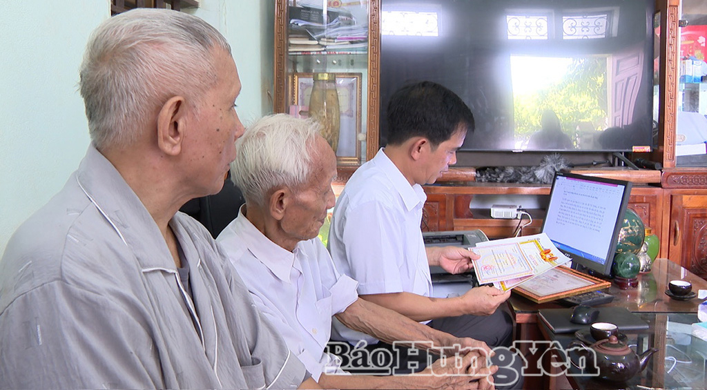 Những tấm giấy khen của con cháu là niềm tự hào và minh chứng cho truyền thống hiếu học được gìn giữ qua nhiều thế hệ của dòng họ Lê Quý ở Thổ Hoàng.