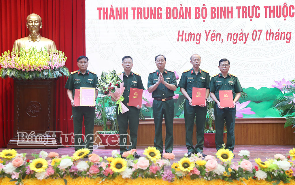 Thiếu tướng Nguyễn Đức Dũng, Ủy viên Thường vụ Đảng ủy, Phó Tư lệnh, Tham mưu trưởng Quân khu 3 trao quyết định về công tác cán bộ thuộc Trung đoàn Bộ binh 19.