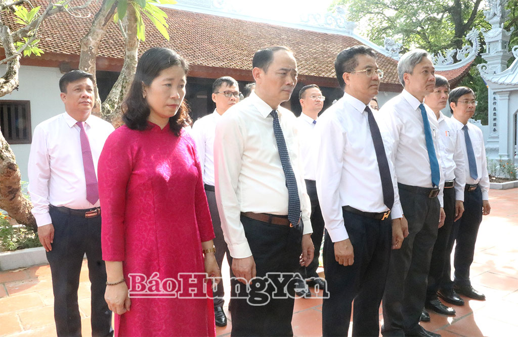 Các đại biểu dâng hương trước cây nhãn tổ tại Di tích đình - chùa Hiến.