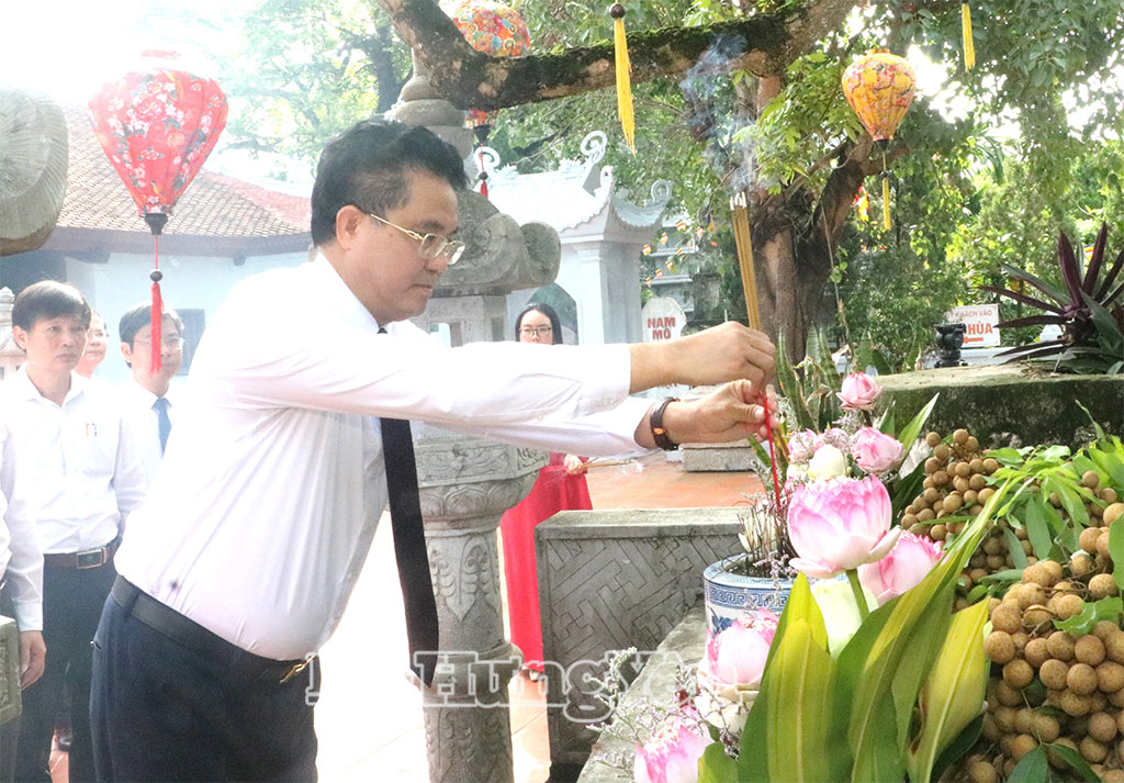 Đồng chí Lê Quang Hòa, Ủy viên Ban Thường vụ Tỉnh ủy, Phó Chủ tịch UBND tỉnh dâng hương trước cây nhãn tổ.