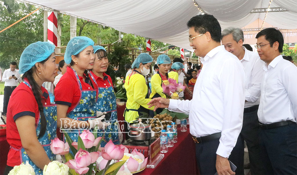 Đồng chí Phó Chủ tịch UBND tỉnh Lê Quang Hòa kiểm tra khu vực thi và động viên các đội tham gia Cuộc thi xoáy long nhãn và nấu chè sen, long nhãn.