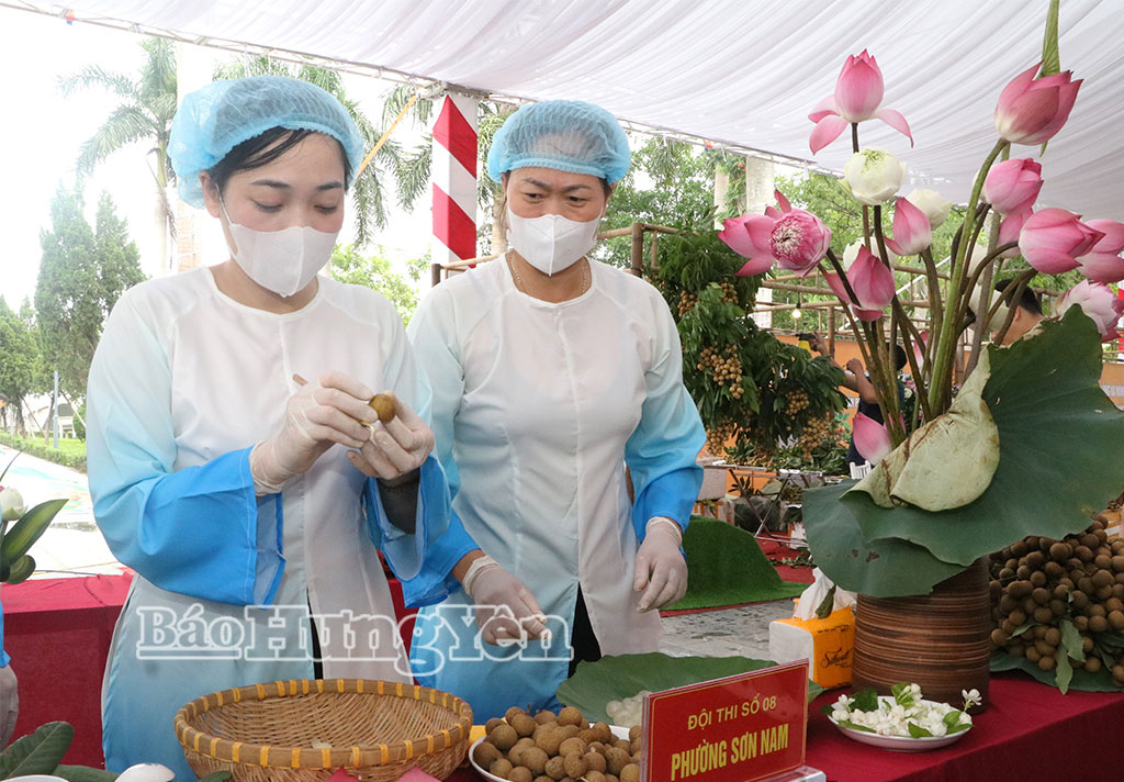 Các đội thi tham gia phần thi xoáy long nhãn.