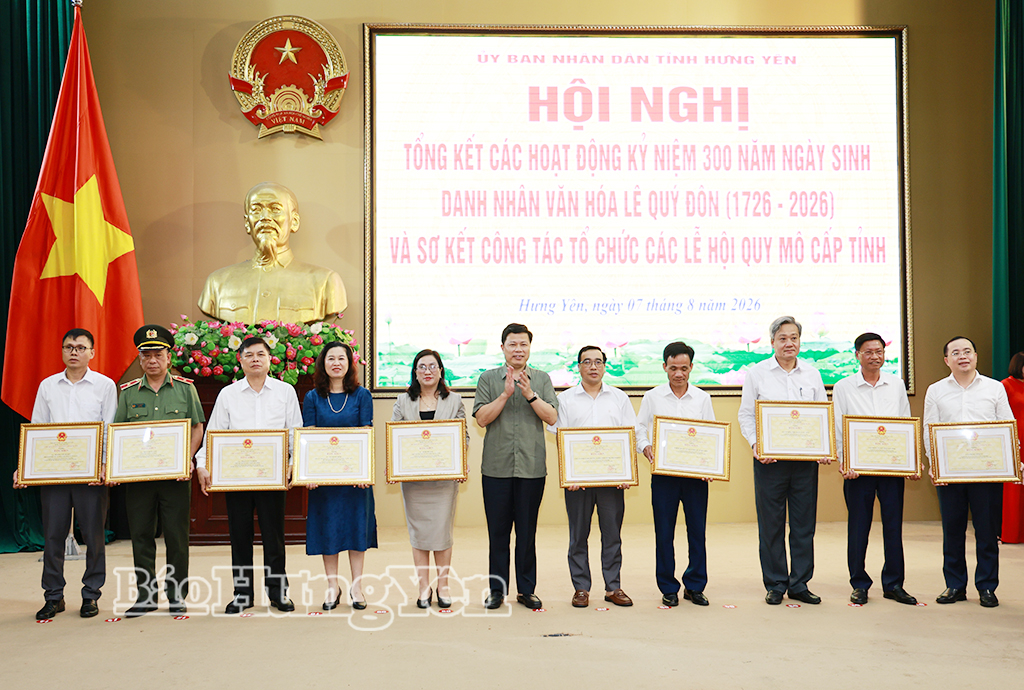 Đồng chí Trần Quốc Toản, Phó Bí thư Thường trực Tỉnh ủy, Chủ tịch Ủy ban MTTQ Việt Nam tỉnh, Phó Trưởng ban Chỉ đạo trao Bằng khen của Chủ tịch UBND tỉnh tặng các tập thể, cá nhân.