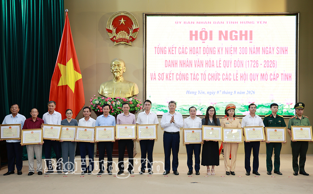 Đồng chí Nguyễn Mạnh Quyền, Phó Bí thư Tỉnh ủy, Chủ tịch UBND tỉnh, Phó Trưởng ban Thường trực Ban Chỉ đạo, Trưởng ban Tổ chức trao Bằng khen của Chủ tịch UBND tỉnh tặng các tập thể, cá nhân.