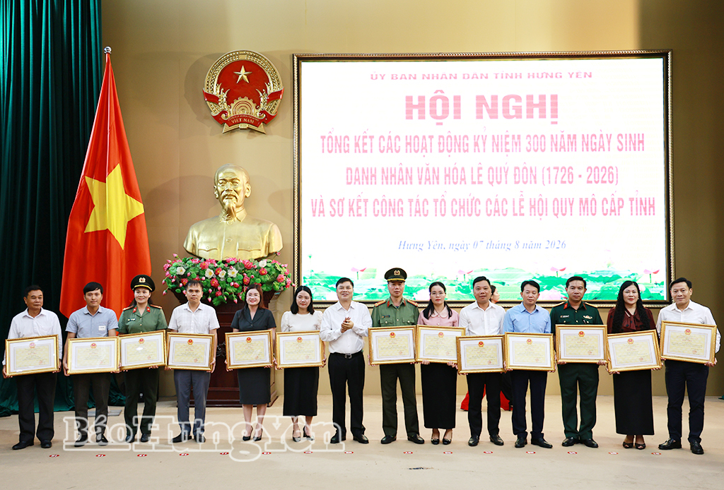 Đồng chí Phạm Văn Nghiêm, Phó Chủ tịch UBND tỉnh trao Bằng khen của Chủ tịch UBND tỉnh tặng các tập thể, cá nhân.