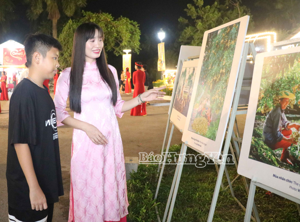 Học sinh tìm hiểu vẻ đẹp quê hương qua các bức ảnh nghệ thuật. 