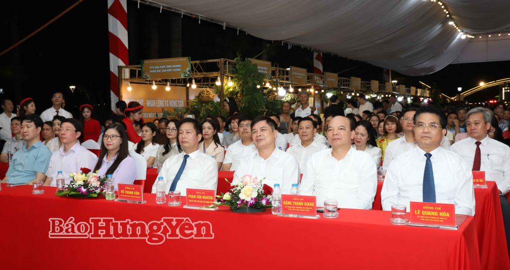 Các đại biểu dự lễ khai mạc.