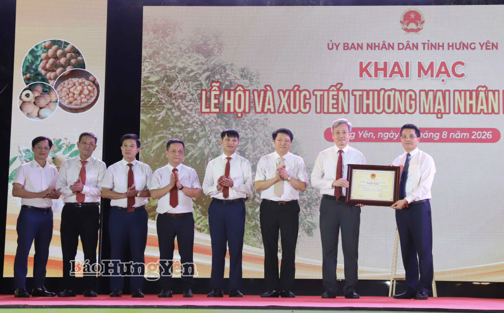 Đồng chí Lê Quang Hòa, Ủy viên Ban Thường vụ Tỉnh ủy, Phó Chủ tịch UBND tỉnh trao Bằng chứng nhận của Bộ Văn hóa, Thể thao và Du lịch về việc đưa “Tri thức trồng và chế biến Nhãn lồng Hưng Yên” vào danh mục di sản văn hóa phi vật thể quốc gia cho đại diện Sở Văn hóa, Thể thao và Du lịch và các xã, phường.