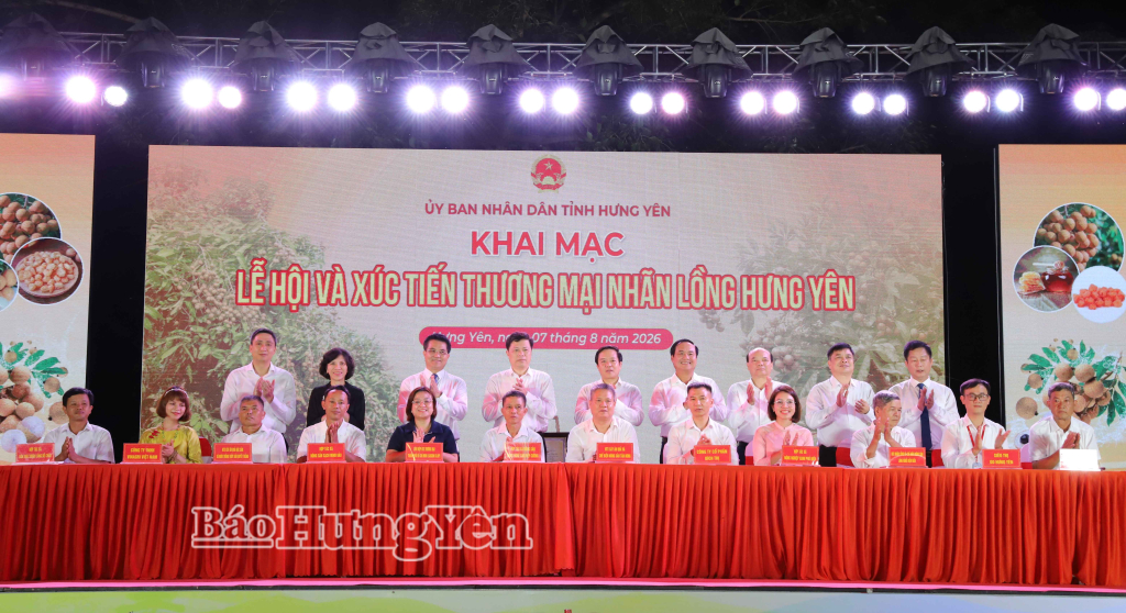 Các đồng chí lãnh đạo tỉnh và các đại biểu chứng kiến lễ ký kết hợp đồng tiêu thụ sản phẩm nhãn. 