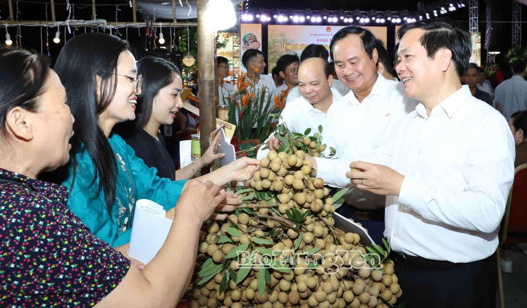 Đồng chí Phạm Quang Ngọc, Ủy viên Ban Chấp hành Trung ương Đảng, Bí thư Tỉnh ủy và các đại biểu tham quan các gian trưng bày nhãn.