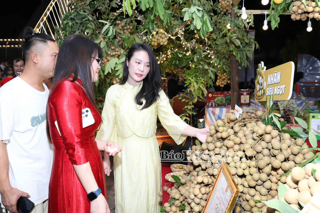 Du khách tham quan các gian trưng bày nhãn.