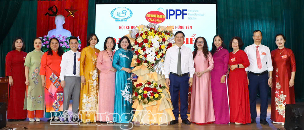 Đồng chí Phạm Văn Nghiêm, Phó Chủ tịch UBND tỉnh tặng hoa chúc mừng Đại hội.