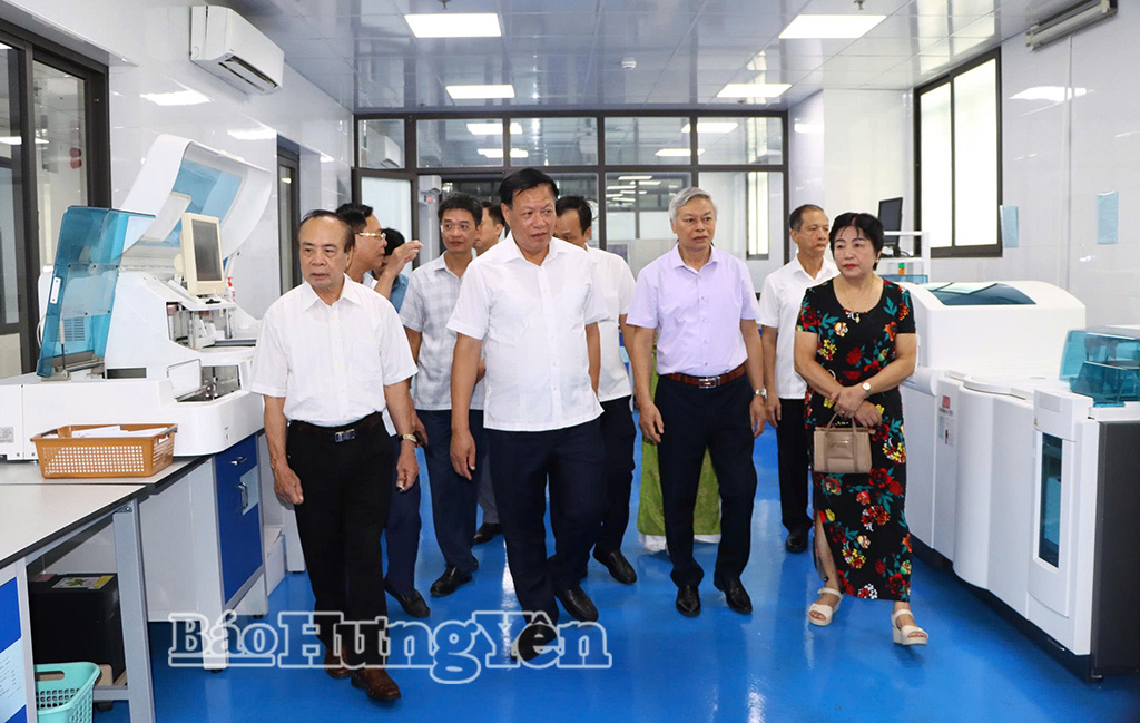 Đồng chí Đỗ Xuân Tuyên, Thứ trưởng Bộ Y tế thăm Khoa Xét nghiệm – chẩn đoán hình ảnh – thăm dò chức năng của Trung tâm kiểm soát bệnh tật tỉnh cơ sở 2.