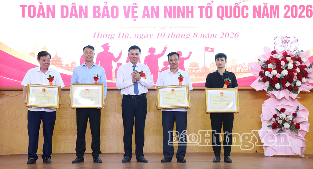 Đồng chí Nguyễn Lê Huy, Ủy viên Ban Thường vụ Tỉnh ủy, Phó Chủ tịch Thường trực UBND tỉnh trao Bằng khen của Chủ tịch UBND tỉnh khen thưởng các tập thể, cá nhân đạt nhiều thành tích trong tổ chức Ngày hội Toàn dân bảo vệ an ninh Tổ quốc.