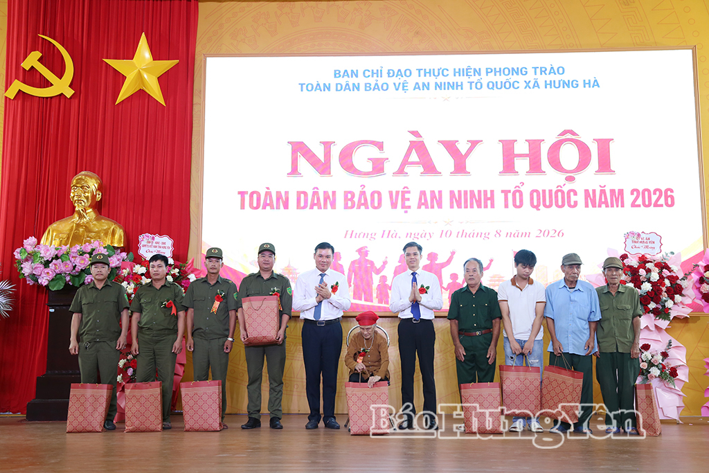 Các đồng chí: Nguyễn Lê Huy, Ủy viên Ban Thường vụ Tỉnh ủy, Phó Chủ tịch Thường trực UBND tỉnh; Nguyễn Văn Chiến, Ủy viên Ban Thường vụ Tỉnh ủy, Trưởng ban Tuyên giáo và Dân vận Tỉnh ủy; tặng quà động viên gia đình chính sách và các mô hình tự quản an ninh trật tự tiêu biểu.
