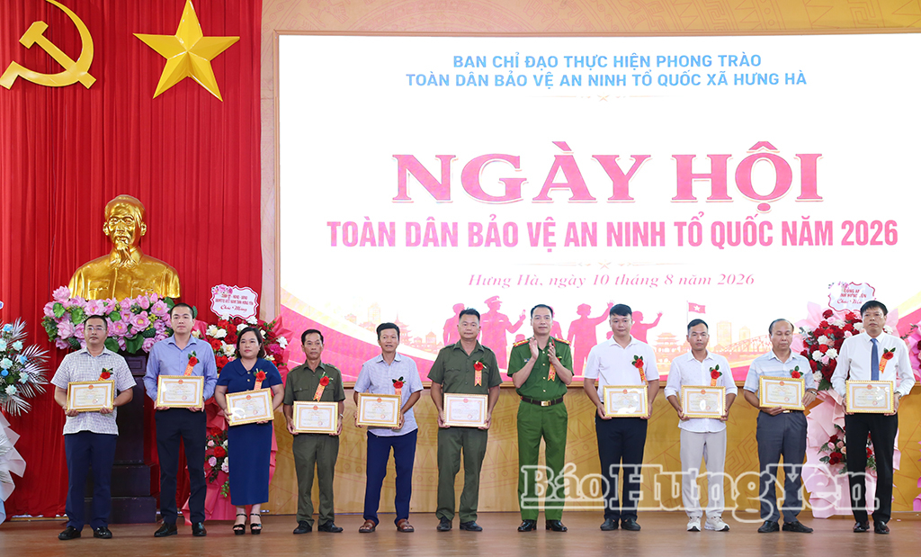 Lãnh đạo Công an tỉnh khen thưởng các tập thể, cá nhân đạt nhiều thành tích trong phong trào Toàn dân bảo vệ an ninh Tổ quốc.